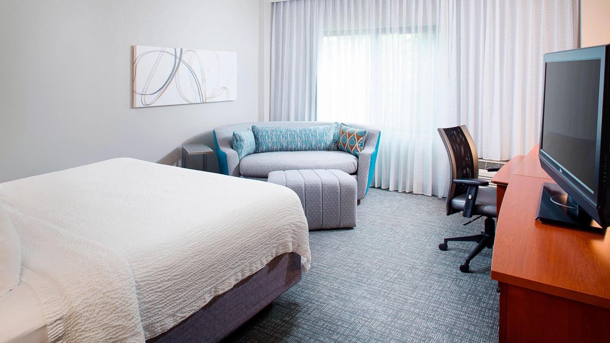 Courtyard By Marriott Roanoke Airport Hotel Exterior photo